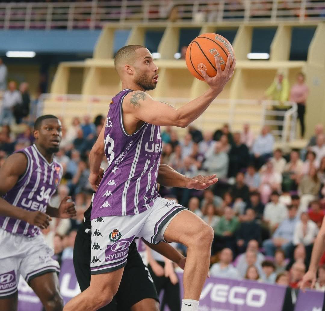 ⚪️🔵 MIKE TORRES es el primer fichaje del HLA Alicante.

El base hispano-dominicano estará a las órdenes de Rubén Perelló tras no seguir en Valladolid.

ℹ️ 11.6 puntos, 2.3 rebotes y 3.1 asistencias en 1ª FEB.

#PrimeraFEB