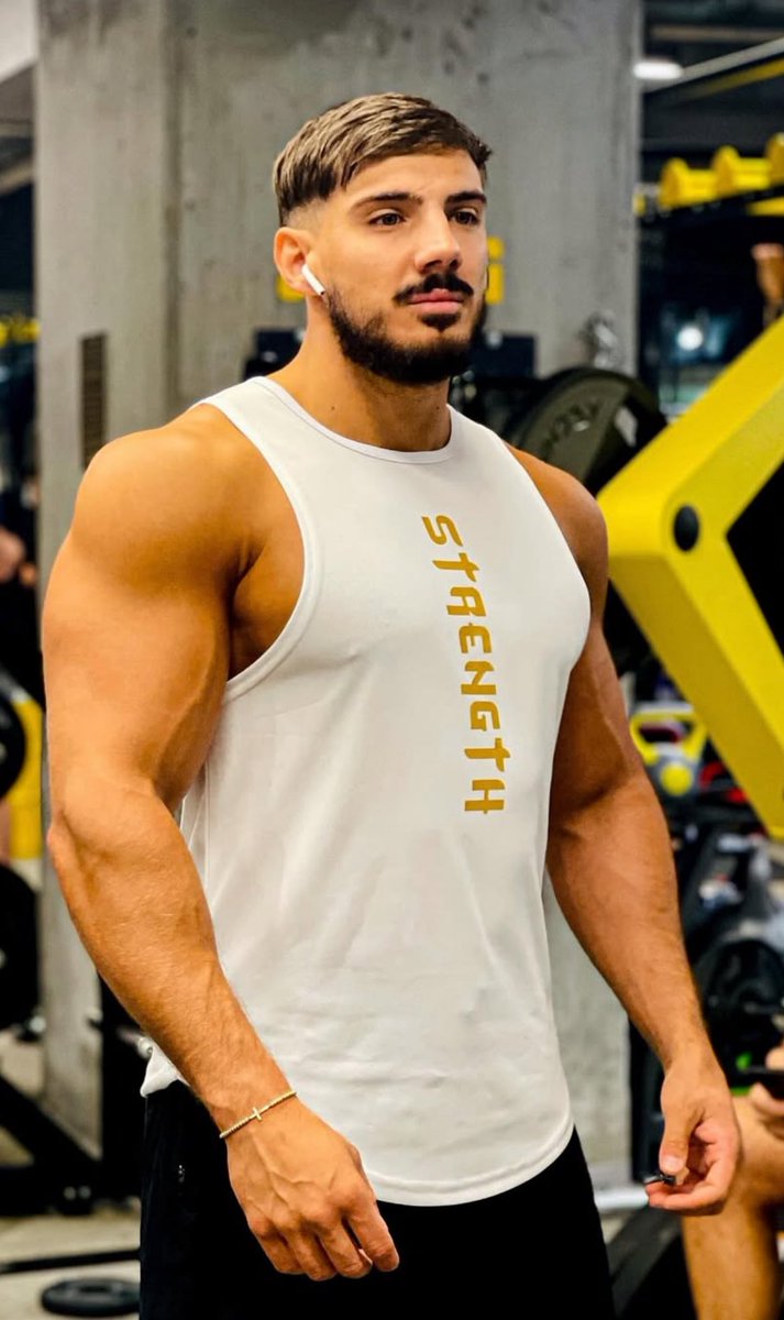 DustinnKent's tweet photo. You see me at your gym. What do you do? #veins #muscleworship #alpha https://t.co/kyErNGtHTU