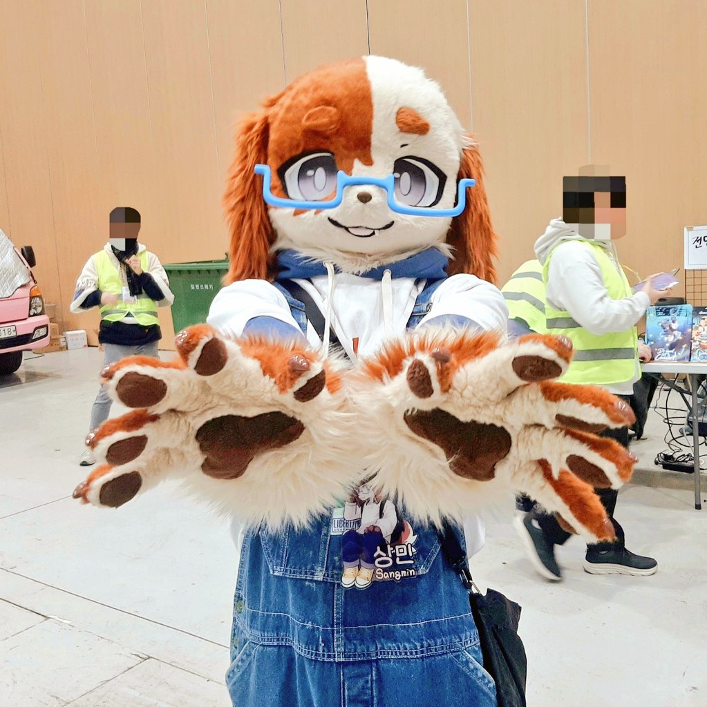 #하울수프 #하울의_움직이는_수프
#FursuitFriday 

       지금 당장 날 봐 시간 없잖아
        넌 내꺼야 이미 알고 있잖아
   'Cause I need you to need me
                     I'm empty, 
     you feed me so refreshing
             My little soda pop

👓🐕: (상민/Sangmin)