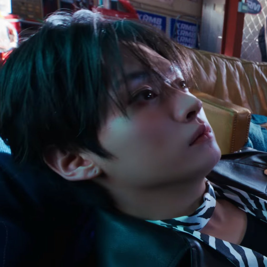 MINHO IN SATIN CHOKERS WAS MY BIGGEST DREAM PLEASE PLEASE PLEASE MORE OF THAT HE LOOKS SOOOO GORGEOUS 🥺🥺💖💖💖💖