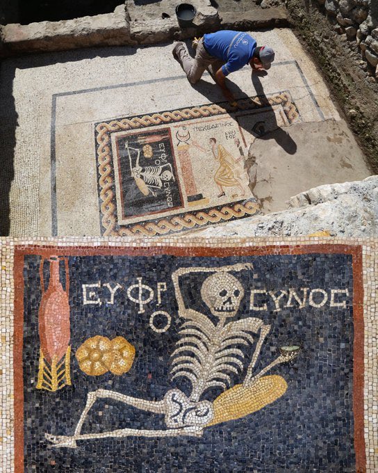 Mosaico encontrado en Turquía 🇹🇷 
con la leyenda:

“Alégrate, disfruta la vida”