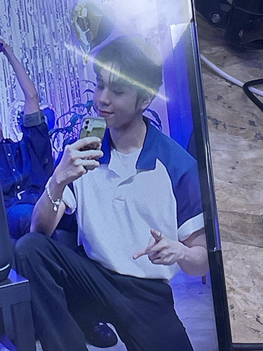 [🐲] a famous singer-songwriter once sung,
"that maybe it's true
that I can't live without you
and maybe two is better than one..."

happy anniv hori ✨

#HORI7ON #호라이즌 #VINCI #빈치