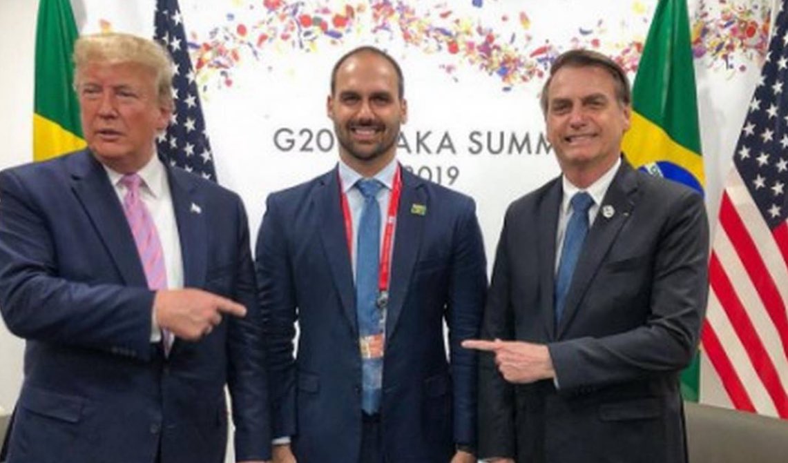 Geopoliticabra2's tweet image. Agentes do serviço de inteligência brasileiro passaram a considerar que ações recentes de bolsonaristas não estão sendo articuladas apenas por movimentos internos. 

A avaliação é de que há um roteiro estratégico conduzido diretamente pela Casa Branca, com envolvimento da CIA,