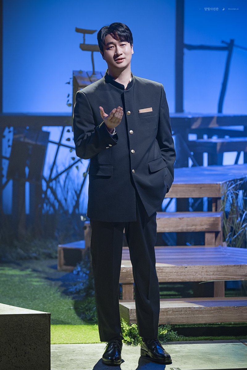 moonlight_pic's tweet image. 250724 뮤지컬 민들레 피리
스페셜 커튼콜 | 안부 1
윤동주 | #안재영
얼굴 하나야 손바닥 둘로 폭 가리지만
보고픈 마음 호수만 하니 눈 감을밖에