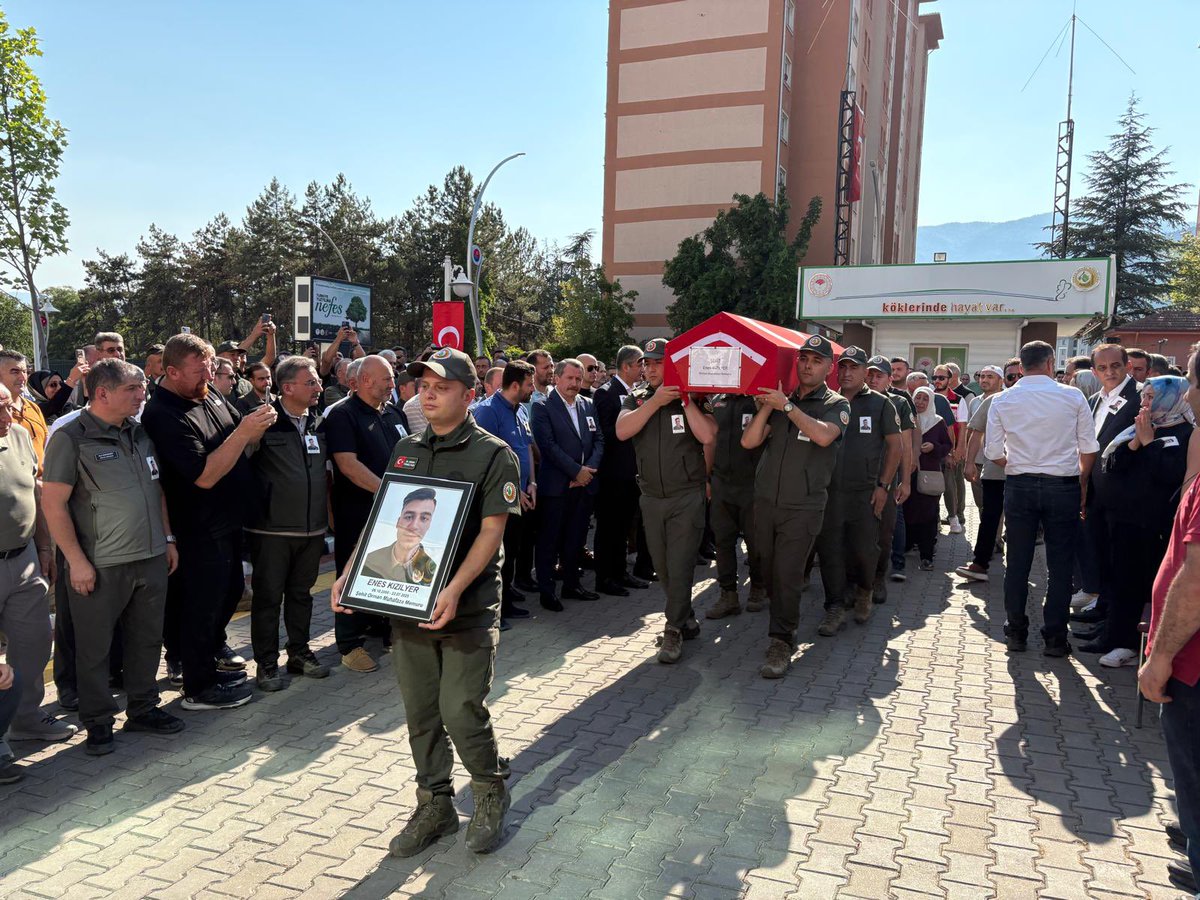 _aliyalcin_'s tweet image. Rahmet ve minnetle..
Eskisehir Seyitgazi Orman İşletme Müdürlügü'nde Orman Muhafaza Memuru olarak görev yaparken, yangınlarla mücadelede Şehid olan
Enes Kızılyer kardeşimizi Karabük’te Rahmet-i Rahman’a uğurladık.
Enes kardeşimizin şahsında bugün farklı illerde toprağa verilen…
