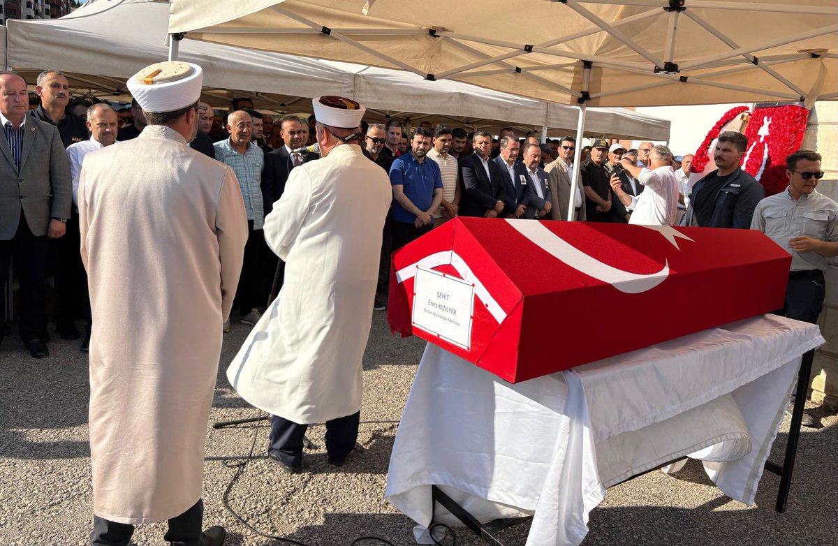 _aliyalcin_'s tweet image. Rahmet ve minnetle..
Eskisehir Seyitgazi Orman İşletme Müdürlügü'nde Orman Muhafaza Memuru olarak görev yaparken, yangınlarla mücadelede Şehid olan
Enes Kızılyer kardeşimizi Karabük’te Rahmet-i Rahman’a uğurladık.
Enes kardeşimizin şahsında bugün farklı illerde toprağa verilen…