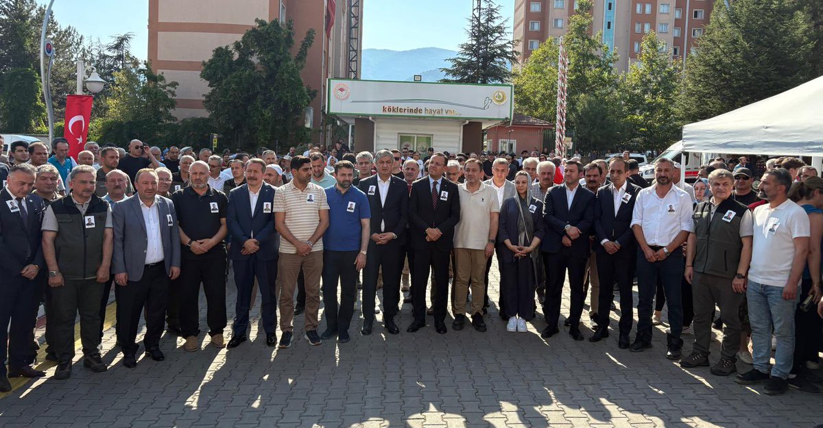 _aliyalcin_'s tweet image. Rahmet ve minnetle..
Eskisehir Seyitgazi Orman İşletme Müdürlügü'nde Orman Muhafaza Memuru olarak görev yaparken, yangınlarla mücadelede Şehid olan
Enes Kızılyer kardeşimizi Karabük’te Rahmet-i Rahman’a uğurladık.
Enes kardeşimizin şahsında bugün farklı illerde toprağa verilen…