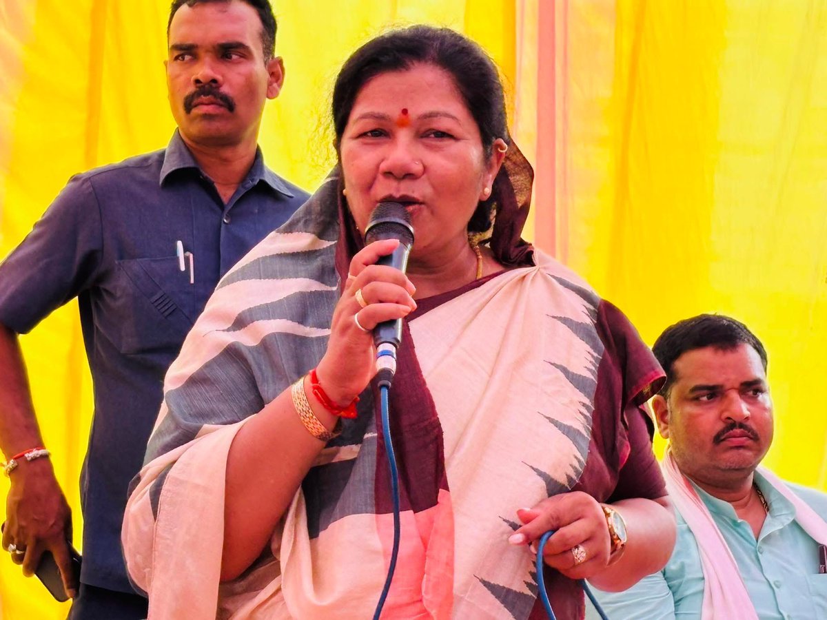 Rajndra_mshrm's tweet image. आज पुरेल में “एक पेड़ माँ के नाम” अभियान के अंतर्गत
प्रभारी मंत्री माननीय श्रीमती संपतिया उइके जी एवं भाजपा जिला अध्यक्ष श्री सुन्दरलाल शाह जी के साथ मिलकर वृक्षारोपण किया।
इस अवसर पर पर्यावरण संरक्षण के महत्व पर सभी को जागरूक करते हुए एक जनसभा को भी संबोधित किया।