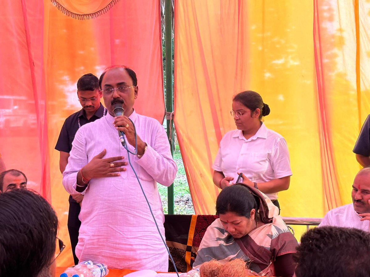 Rajndra_mshrm's tweet image. आज पुरेल में “एक पेड़ माँ के नाम” अभियान के अंतर्गत
प्रभारी मंत्री माननीय श्रीमती संपतिया उइके जी एवं भाजपा जिला अध्यक्ष श्री सुन्दरलाल शाह जी के साथ मिलकर वृक्षारोपण किया।
इस अवसर पर पर्यावरण संरक्षण के महत्व पर सभी को जागरूक करते हुए एक जनसभा को भी संबोधित किया।
