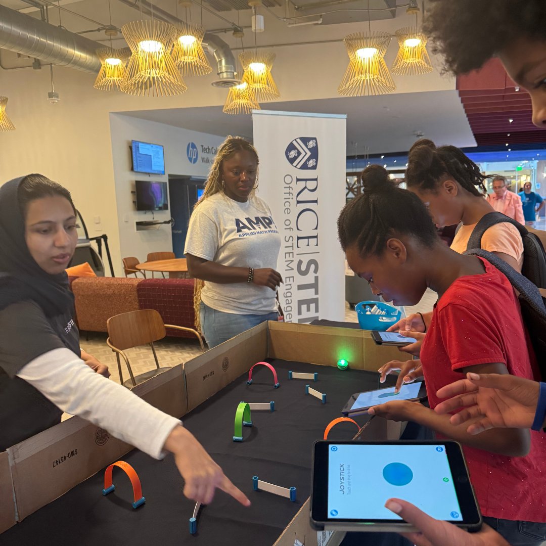 RiceU_STEM's tweet image. Sharing sparks of innovation! Our R-STEM team joined @HP and @compudopt for an incredible day of hands-on STEM fun with future tech leaders. #CompUDopt #HP #RSTEM #ImpactingFutures