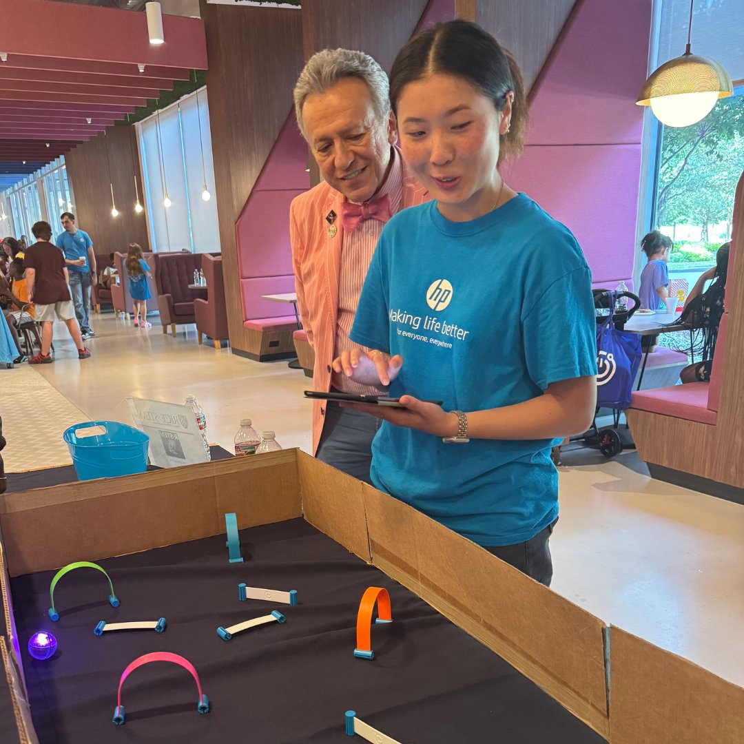 RiceU_STEM's tweet image. Sharing sparks of innovation! Our R-STEM team joined @HP and @compudopt for an incredible day of hands-on STEM fun with future tech leaders. #CompUDopt #HP #RSTEM #ImpactingFutures