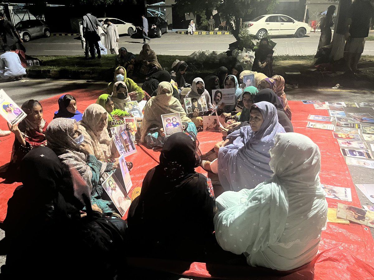 Imran Khan’s sisters at Baloch families camp

#ReleaseBYCLeaders
#EndEnforcedDisappearances
