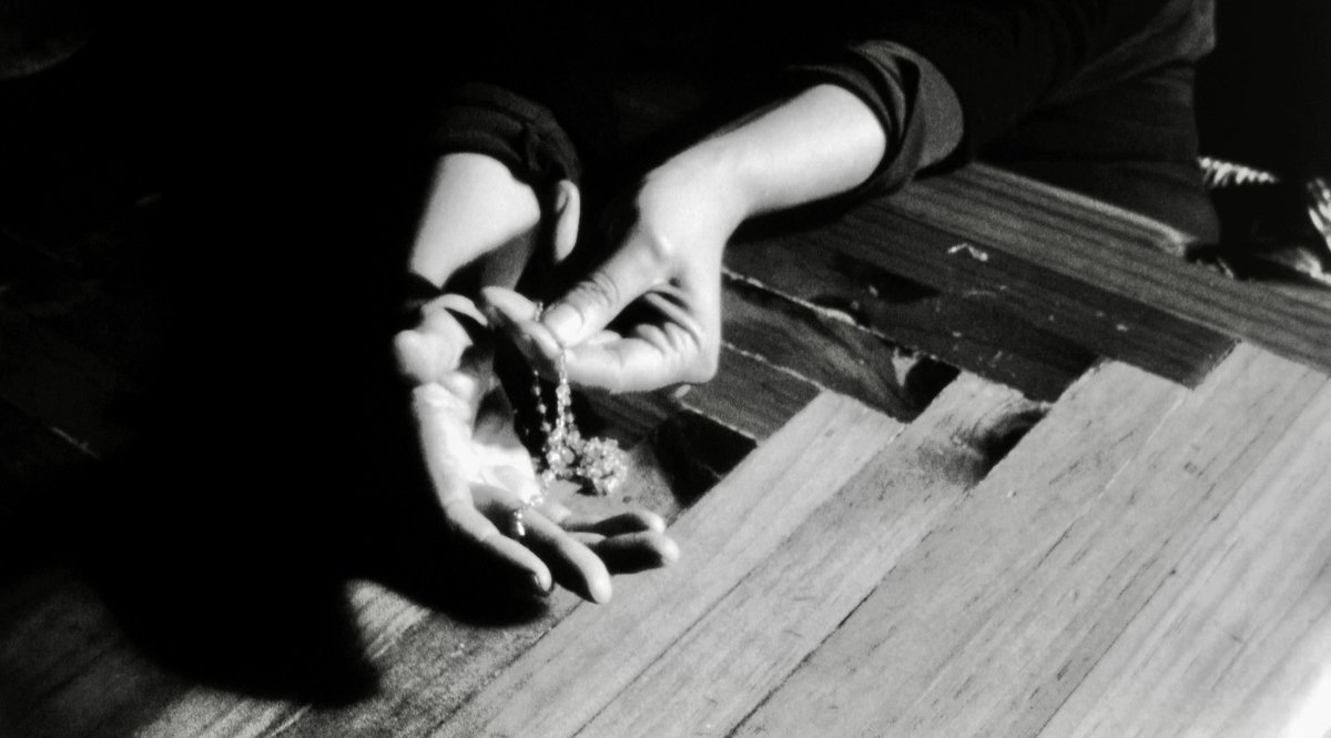 pabloagamba's tweet image. #CineLatinoamericano José Luis Salazar Gallardo escribió en #LosExperimentosCine sobre "Deshilando luz", de Valentina Pelayo, que se estrenó en la competencia Ahora México del FICUNAM:
losexperimentoscine.blog/2025/07/deshil…