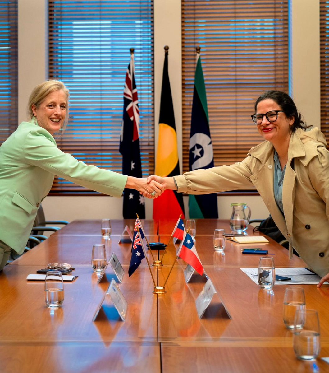MinMujeryEG's tweet image. La ministra Orellana se reunió con su par de Australia, la ministra Katy Gallagher 🇦🇺 para conocer más de la nueva estrategia australiana para la equidad de género, revisar el enfoque que ha adoptado ese país respecto al aborto e intercambiar experiencias de ambos países.