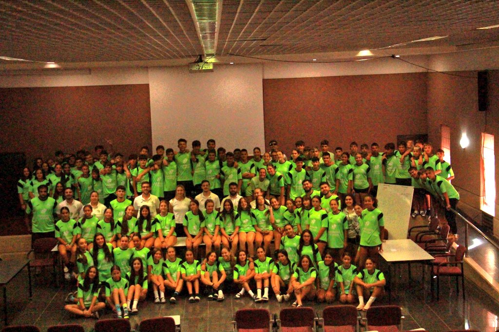 👋 ¡Hoy hemos recibido a <a href="/bcaleros15/">Barbara Piñeira calero</a> en nuestro #CampusFABM2025!

🤾‍♀️ La nueva jugadora de <a href="/BMMalagaCosta/">Costa del Sol Málaga</a> ha sido nuestra invitada de lujo 🌟 en la mañana de este jueves en el #CEULAJ 🙌

¡Gracias por todo, Bárbara! 💚

#BalonmanoAndalucía