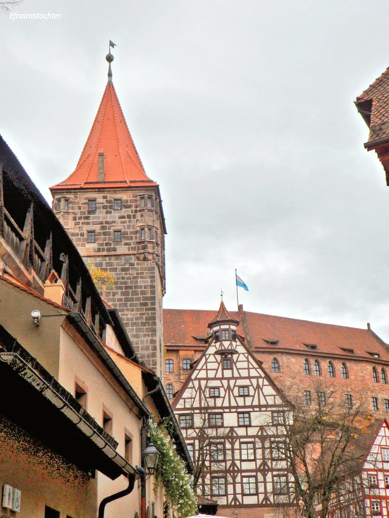 tsEmma15's tweet image. Nuremberg Castle, #Germany
It consists of three main parts: the Imperial Castle, the Burgrave's Castle, and the city castle.
Construction of the castle began around 1000, and significant expansions took place during the Salian and Hohenstaufen dynasties.