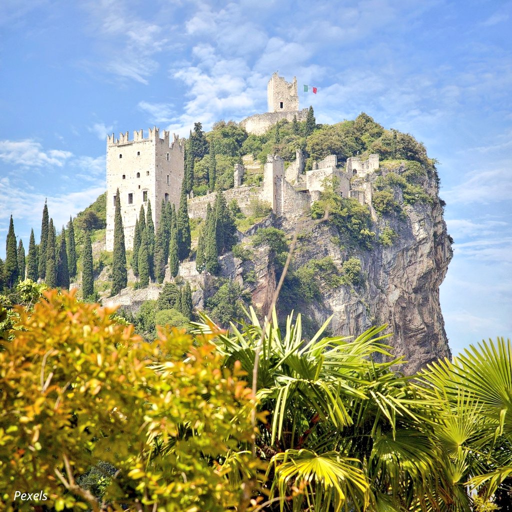 tsEmma15's tweet image. Arco Castle (Castello di Arco), a medieval fortification in #Italy
The castle was first mentioned in the 12th century. It was abandoned in the 18th century.
During renovations that began in 1986, frescoes depicting knights and ladies-in-waiting were discovered.
#architecture