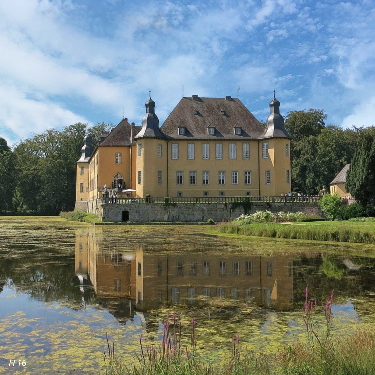 tsEmma15's tweet image. Dyck Castle, a historic moated castle located in Jüchen, North Rhine-Westphalia, #Germany. The castle's history dates back to the 12th century, and over the centuries it has been the residence of various noble families. The castle is surrounded by extensive gardens and parks.