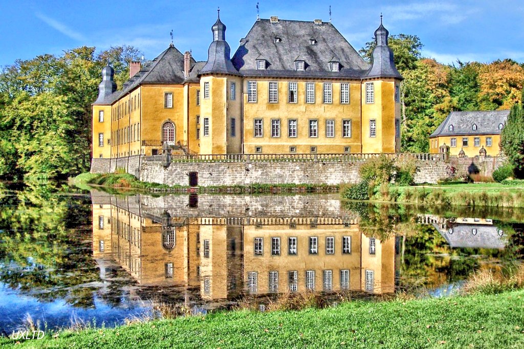 tsEmma15's tweet image. Dyck Castle, a historic moated castle located in Jüchen, North Rhine-Westphalia, #Germany. The castle's history dates back to the 12th century, and over the centuries it has been the residence of various noble families. The castle is surrounded by extensive gardens and parks.