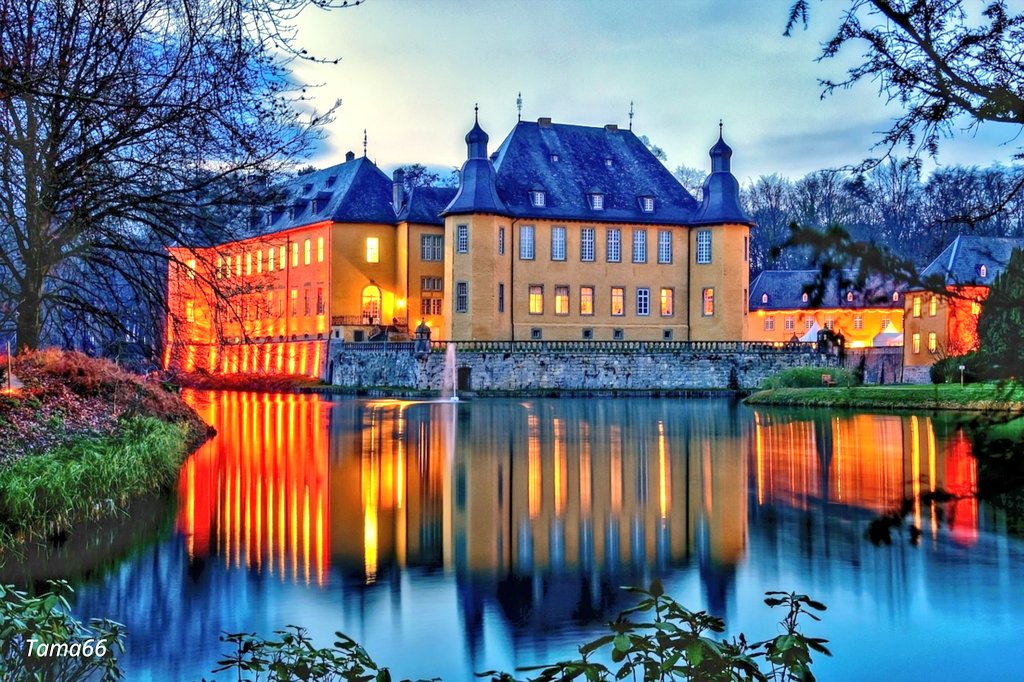 tsEmma15's tweet image. Dyck Castle, a historic moated castle located in Jüchen, North Rhine-Westphalia, #Germany. The castle's history dates back to the 12th century, and over the centuries it has been the residence of various noble families. The castle is surrounded by extensive gardens and parks.