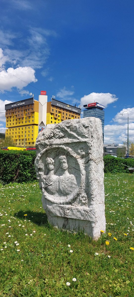 PanJJ3's tweet image. Jednom sam ovdje napisao da će profesor Kusturica doživjeti vruću šamarčinu i grub šut u dupe od onih kojima je prišao, veličajući njihove ideje, potirući svoje identitetsko naslijeđe.
Jedino mu je jbno što više ni u Višegradu nije omiljen.
Da probaš profesore sa povratkom kući?!