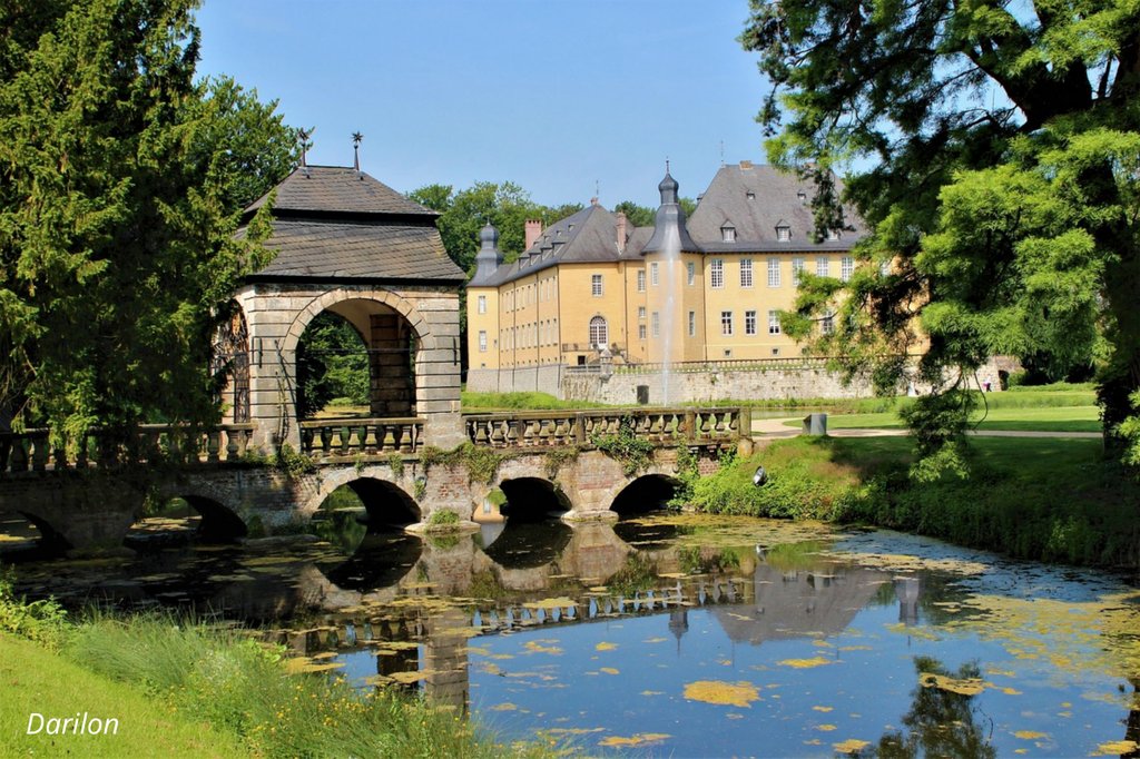 tsEmma15's tweet image. Dyck Castle, a historic moated castle located in Jüchen, North Rhine-Westphalia, #Germany. The castle's history dates back to the 12th century, and over the centuries it has been the residence of various noble families. The castle is surrounded by extensive gardens and parks.