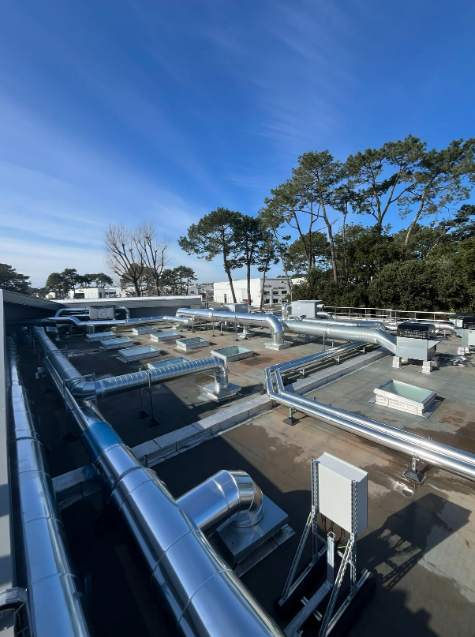 Equans_France's tweet photo. À Seignanx (40), Axima, entité d'Equans 🇫🇷 accompagne la vie des territoires avec un RIE pour +2 000 usagers.

🌡️ 700 m² de plancher chauffant/rafraîchissant
♻️ 120 m² de capteurs solaires pour l’ECS
🌬️ 2 pompes à chaleur de 180 kW

Un lieu durable & confortable, pensé pour réduire les déplacements, optimiser l’énergie et améliorer le quotidien.