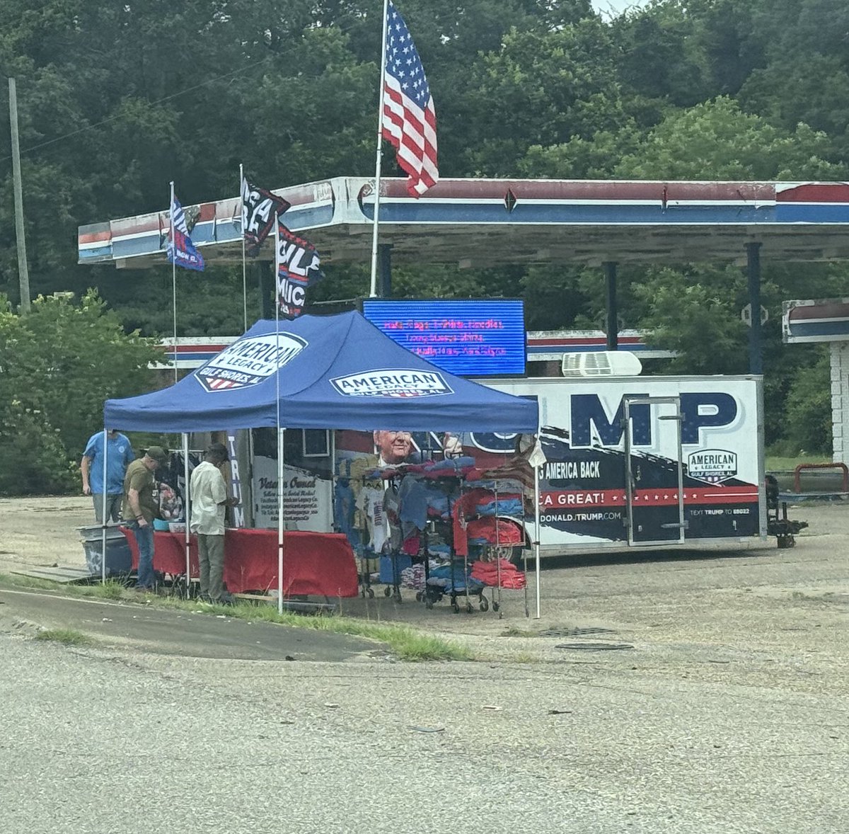 JeffSandersNews's tweet image. Somewhere between a rally and a yard sale — spotted on my morning drive. Love or hate it, you gotta respect the hustle. #RoadsideAmerica #OnlyInAmerica #alpolitics #capitalism