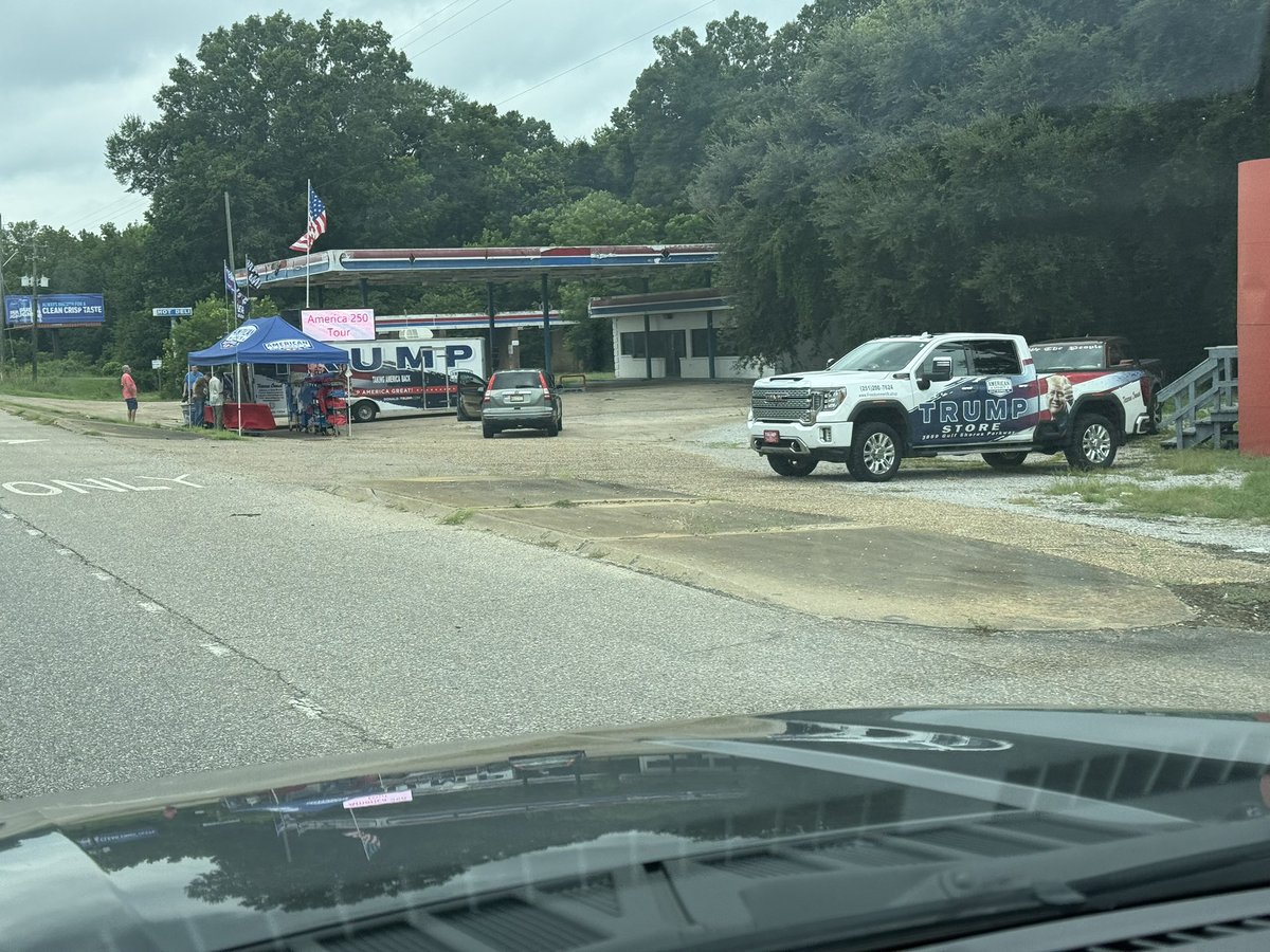 JeffSandersNews's tweet image. Somewhere between a rally and a yard sale — spotted on my morning drive. Love or hate it, you gotta respect the hustle. #RoadsideAmerica #OnlyInAmerica #alpolitics #capitalism