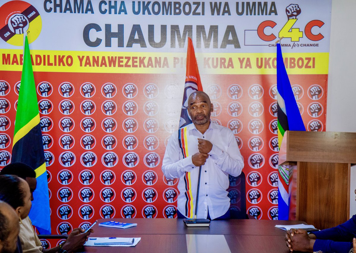 ChaummaT's tweet image. Leo July 24 Mh. Benson Kigaila Naibu katibu Mkuu wa Chaumma upande wa Bara amefanya kikao na watia nia wa Ubunge katika Majimbo ya Kanda ya Pwani kikao ambacho kimekaliwa katika makao makuu ya chama Biafra Block 41 Kinondoni