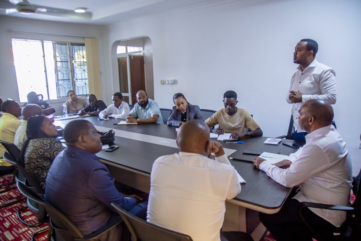 ChaummaT's tweet image. Leo July 24 Mh. Benson Kigaila Naibu katibu Mkuu wa Chaumma upande wa Bara amefanya kikao na watia nia wa Ubunge katika Majimbo ya Kanda ya Pwani kikao ambacho kimekaliwa katika makao makuu ya chama Biafra Block 41 Kinondoni