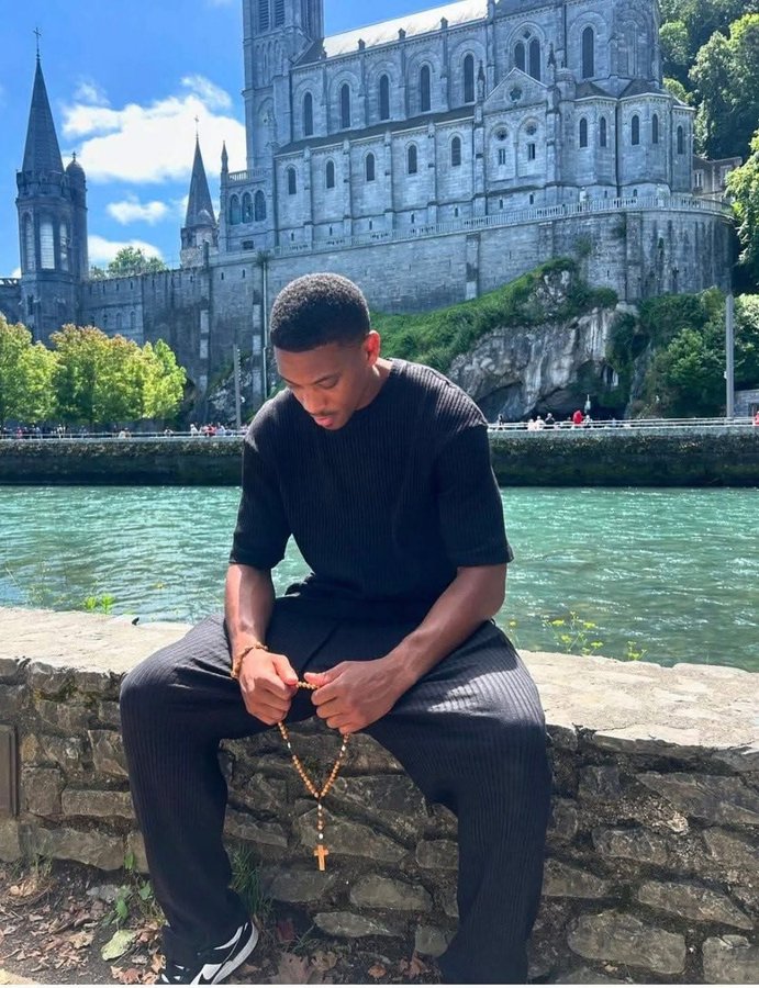 😍😇 El futbolista francés Anthony Martial reza el Rosario en el Santuario de Lourdes.