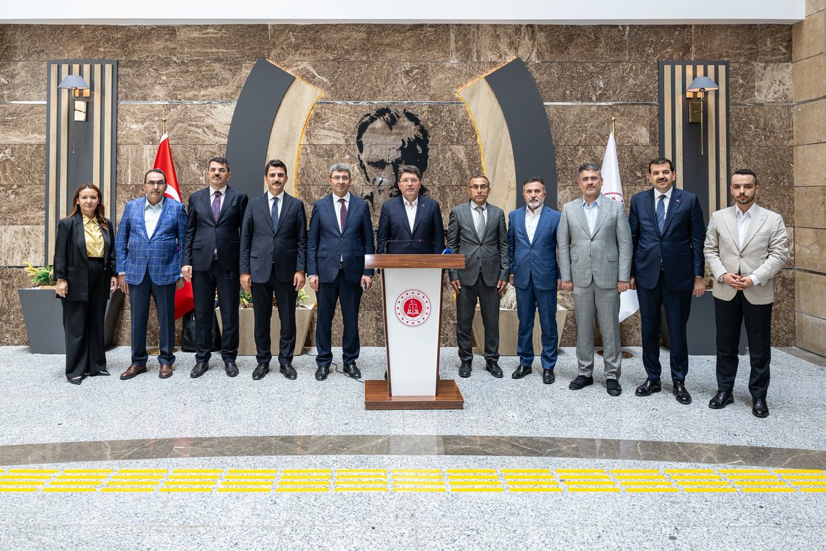 Adalet Bakanımız Sayın Yılmaz Tunç ile Cumhuriyet Başsavcımız, Komisyon Başkanımız ve adli tatil döneminde fedakârca görev yapan adalet personelimizle bir araya geldik.

Adalet hizmetlerinin kesintisiz ve etkin biçimde sunulması adına çalışan adalet teşkilatımıza teşekkür ederiz.
