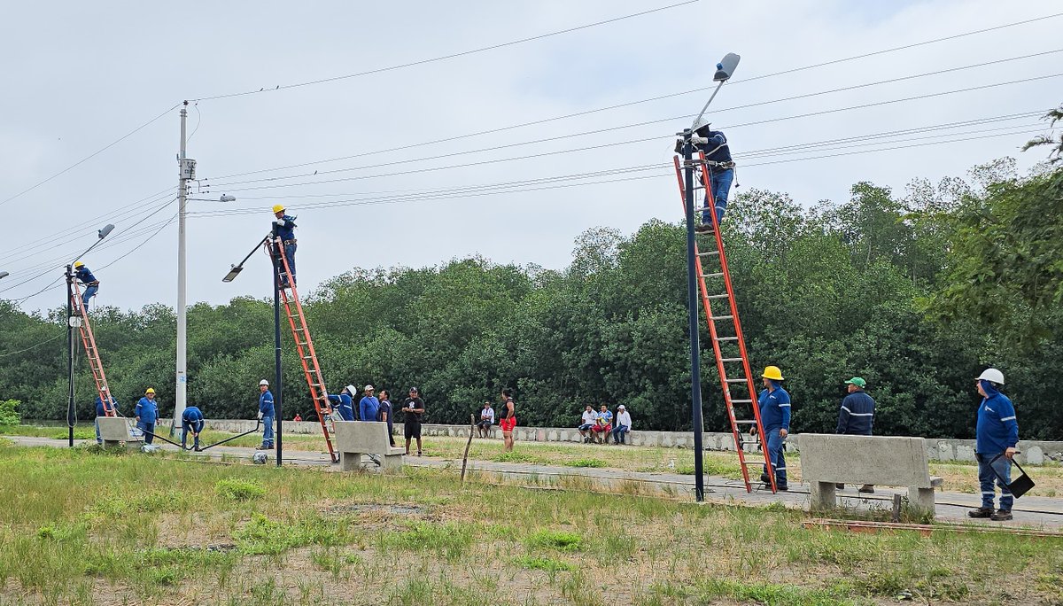 ✅ EL ORO ⚡

El equipo técnico de la Unidad de Negocio El Oro llegó hasta la isla Costa Rica, en el cantón Santa Rosa, luego de una travesía de 45 minutos vía marítima y caminos de difícil acceso. 🚤⛰️

Durante la jornada, realizamos trabajos fundamentales para mejorar la