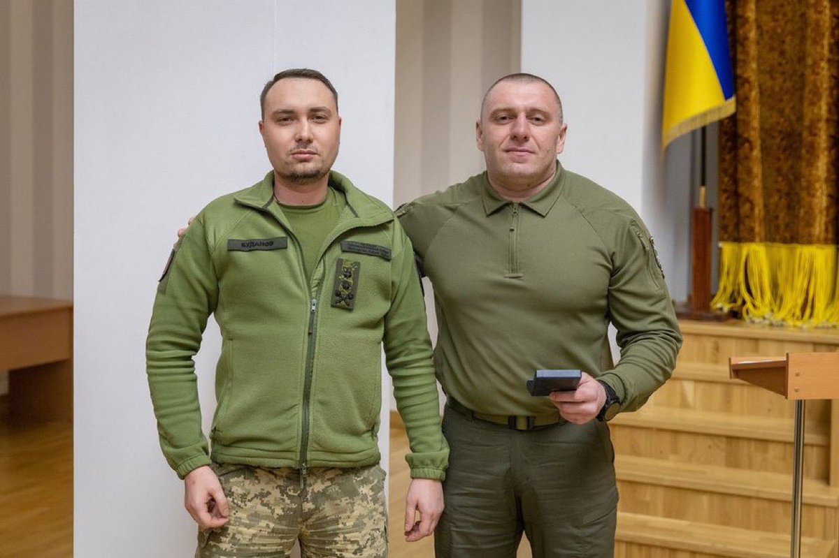 Можна ненавидіти окремих чинуш і депутатів, але щоб шось мичати у бік генералів Буданова і Малюка після всього зробленого ними для нашої державності - тре бути або їбланом або їбланіщєм.

Жодній державі на всій блять планеті не пощастило з такими рексами. І ніколи не пощастить.