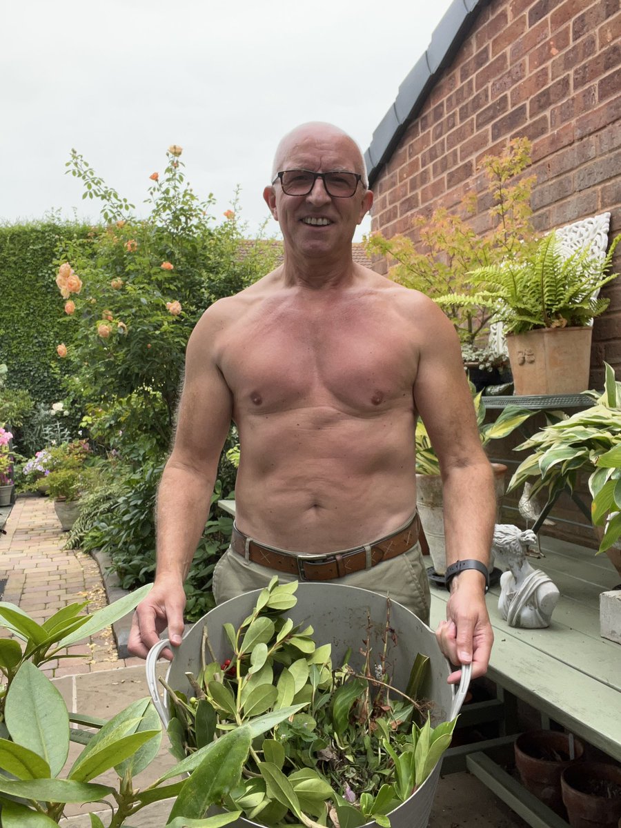 Milhart66Ken's tweet image. Good afternoon everyone. I’m busy deadheading and tidying the whole garden before a bit of planting. I was tempted to make purchases today. I hope your Thursday is turning out to be a good one. #gardening #gardeninglife