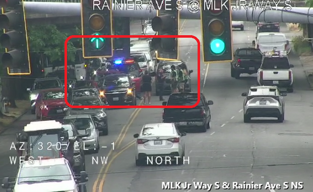 在S汉福德街的Rainier Ave S上碰撞，阻止了NB左车道和中央车道。谨慎行事。
