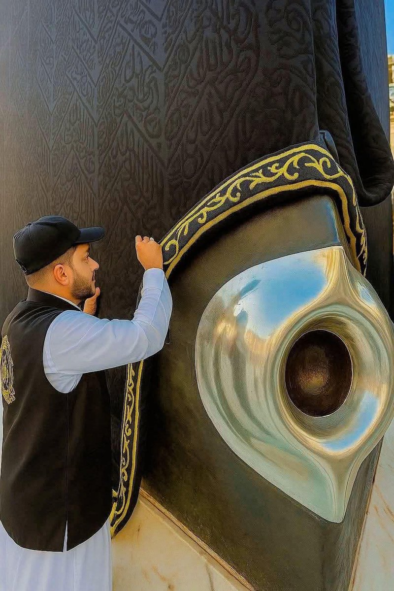 Cool_Ustaz's tweet photo. Best Job in the World.🕋❤️ https://t.co/sXhiehhHWu