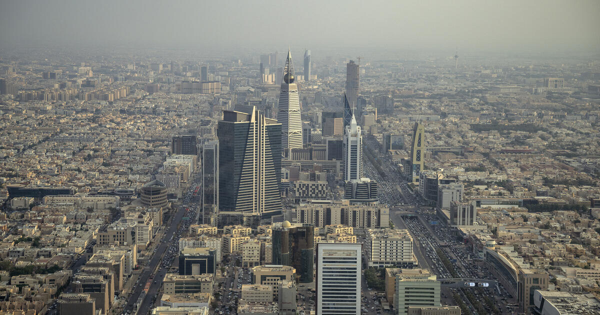 MadeinSaudi's tweet image. قطاع التعدين يواصل التوسع بتأهل 31 شركة للتنافس على رخص الكشف في 3 أحزمة متمعدنة بمساحة 24,423 كم²، وفقاً لـ @mimgov :
• الموارد المقدرة: 9.4 تريليون ريال
• تنافس 61 شركة بالتأهيل
• المواقع: الرياض والمدينة
• المعادن: ذهب، نحاس، فضة، زنك، نيكل 🪨
