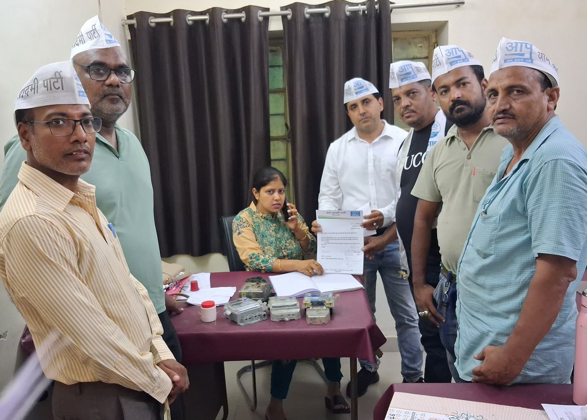 जयपुर के आदर्श नगर विधानसभा में खुले असुरक्षित ट्रांसफार्मर भाजपा सरकार की नाकामी का प्रतीक हैं। जन-जीवन और जानवरों की जान से खिलवाड़ हो रहा है, लेकिन सरकार मूकदर्शक बनी हुई है। आम आदमी पार्टी जयपुर ने बिजली विभाग को ज्ञापन सौंप सरकार की लापरवाही पर सवाल उठाए। #AAP #जनसुरक्षा