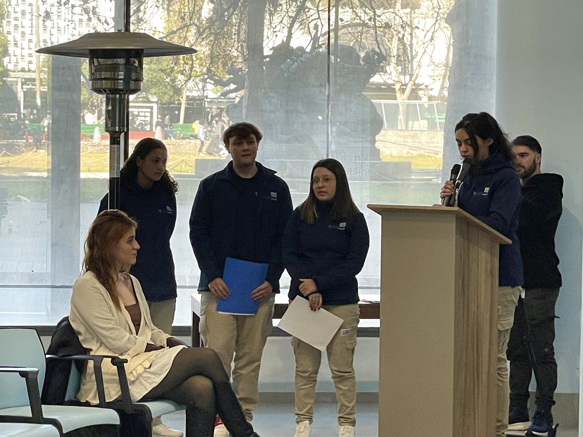 David, Kettwrin, Micaela y Eva relataron algunas de sus experiencias como parlamentarios y destacaron la posibilidad de intercambiar e incidir en las políticas educativas. También transmitieron su satisfacción por tener la oportunidad de debatir con otros jóvenes de la región.