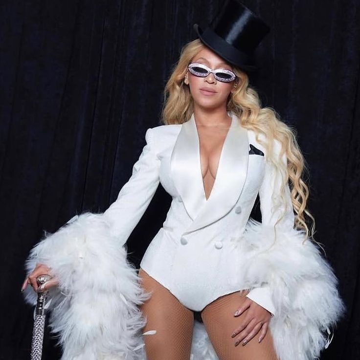BeyonceHiveNews's tweet image. In Vegas, Beyhive can expect sweltering temperatures. It’s important to stay hydrated before and during the nearly three-hour show. Forecasts expect temperatures to reach 102 °F on both July 25 and 26.
•Use REAL DEODORANT and take an extra one.
• Reapply several times if you're…