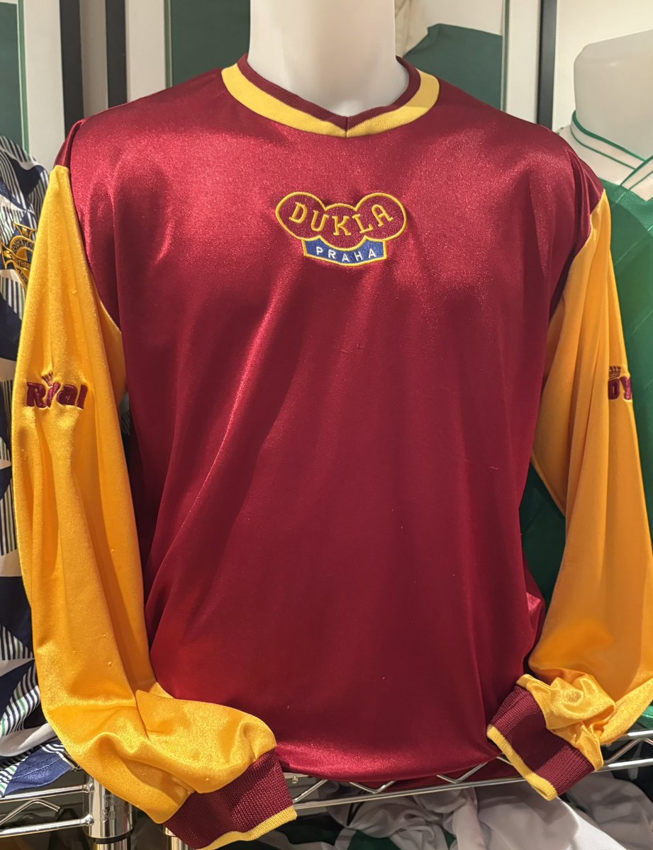 RoyCathcart's tweet photo. @TheyThinkKits @FKDuklaPraha @adidas No sponsor - much better. https://t.co/D7GtHCzilG