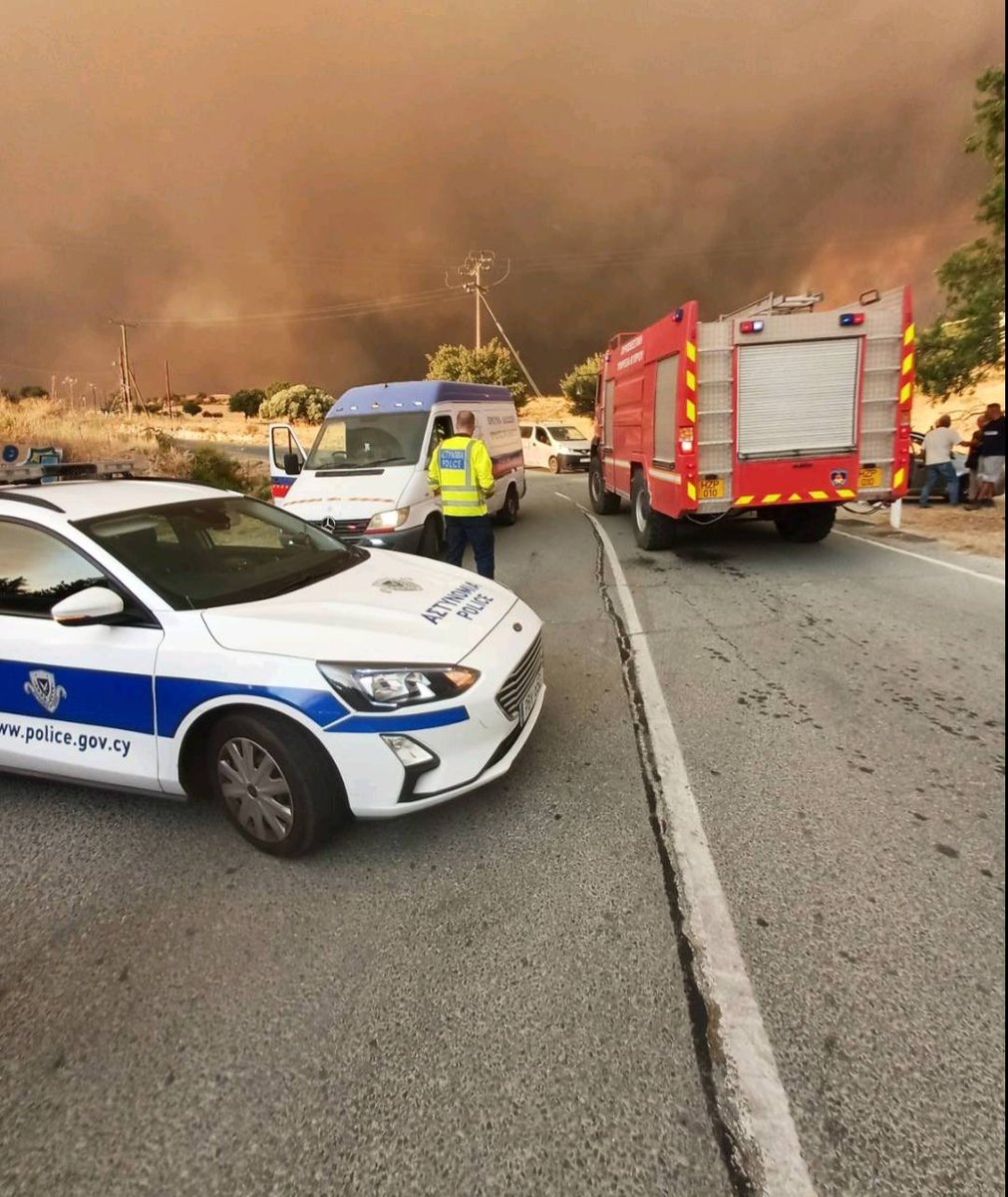 CyprusPassion's tweet image. Update: The fire is approaching the village of Omodos, threatening the Troodos mountains.
With temperatures soaring to 45°C and strong winds, conditions are extremely challenging.
A long night lies ahead — we send strength and courage to all those bravely battling the flames