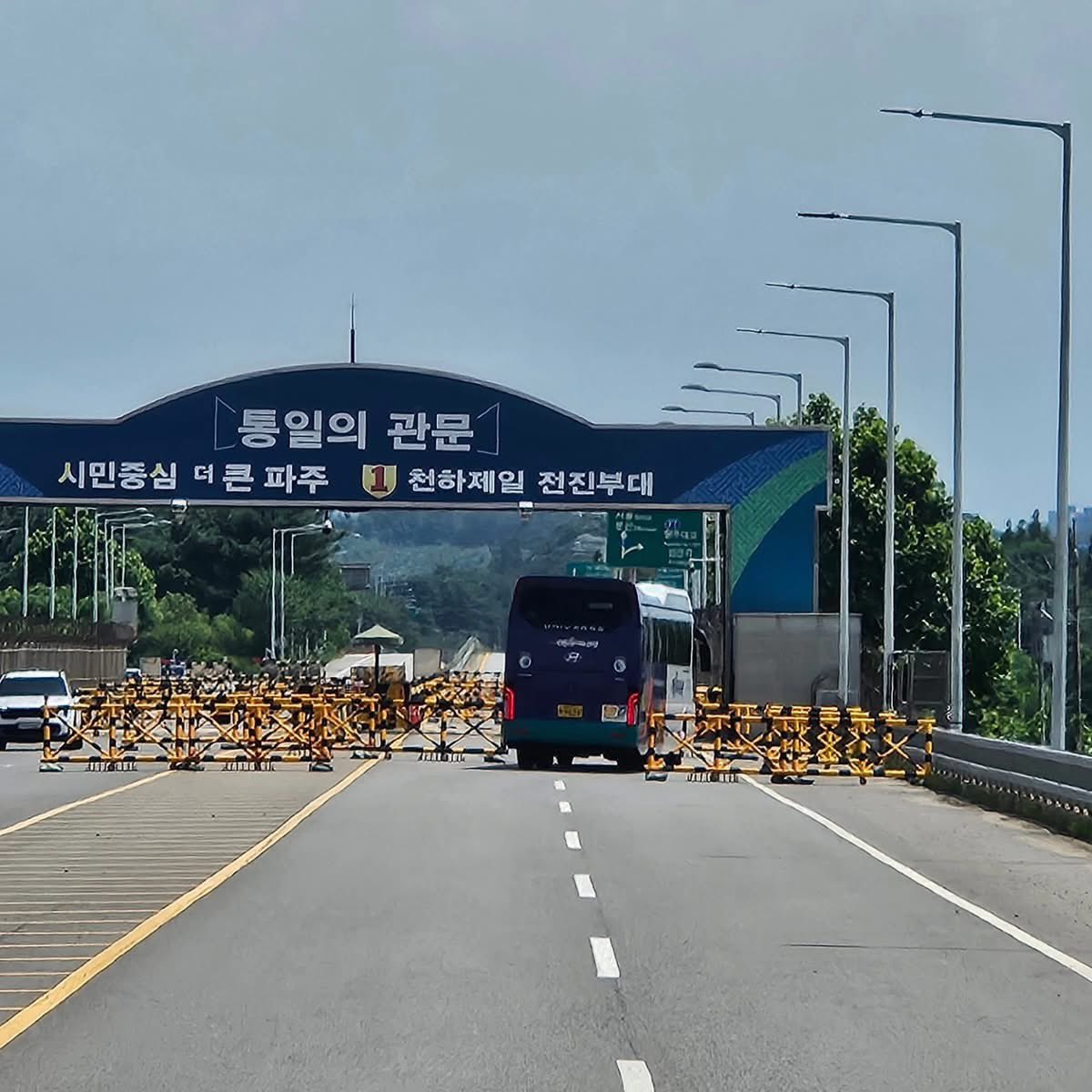 shinzihiramatsu's tweet image. 今日は朝早くから南北境界線DMZ(非武装地帯)に行って来たよん❗️残念ながら今は板門店までは行けないんだけど…イムジン川をケーブルで渡ったり、脱北者の方の話を聞いたり、北朝鮮が密かに掘っていた第3トンネルを見学❗️と盛り沢山じゃった❣️深さ73mもあるトンネルの帰りの登りはマジキツかった〜❗️