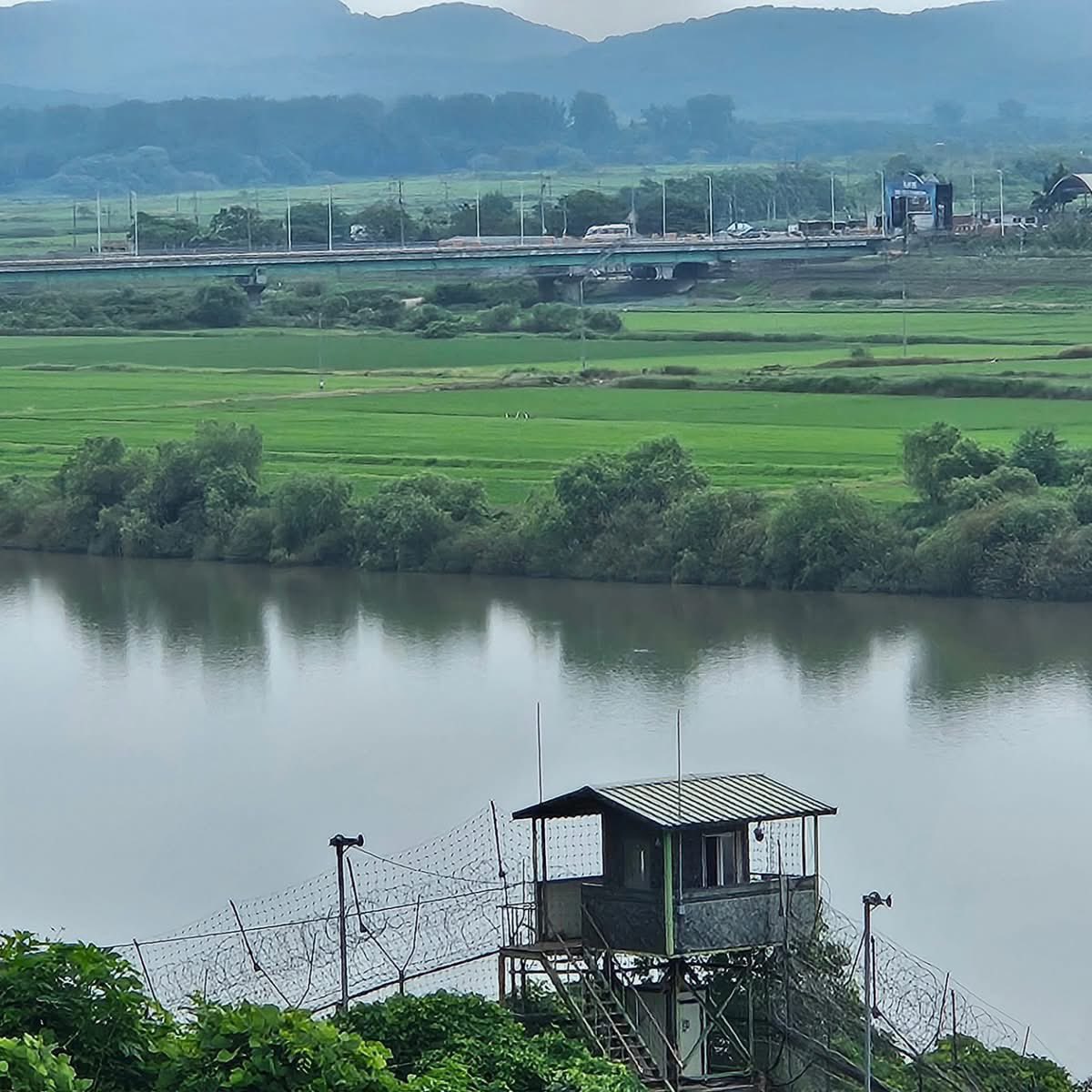shinzihiramatsu's tweet image. 今日は朝早くから南北境界線DMZ(非武装地帯)に行って来たよん❗️残念ながら今は板門店までは行けないんだけど…イムジン川をケーブルで渡ったり、脱北者の方の話を聞いたり、北朝鮮が密かに掘っていた第3トンネルを見学❗️と盛り沢山じゃった❣️深さ73mもあるトンネルの帰りの登りはマジキツかった〜❗️