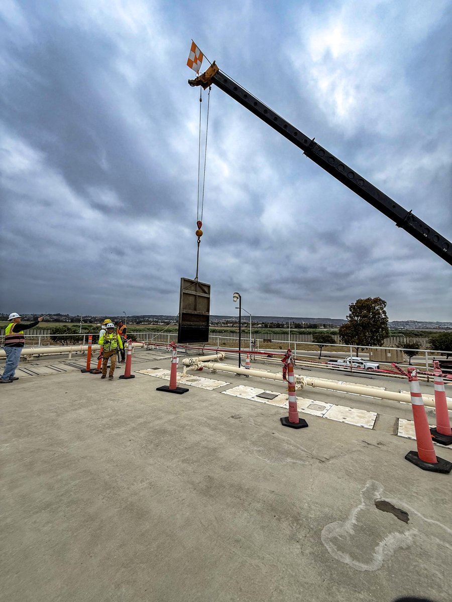 usibwc's tweet image. 🇺🇸South Bay Project Design Build - Incremental Increase Update!
This week, work continues with installing pipes and electrical systems to ensure all our wastewater equipment operates optimally. Crews were seen placing 4,000lb metal plates to redirect water flow during upgrades…