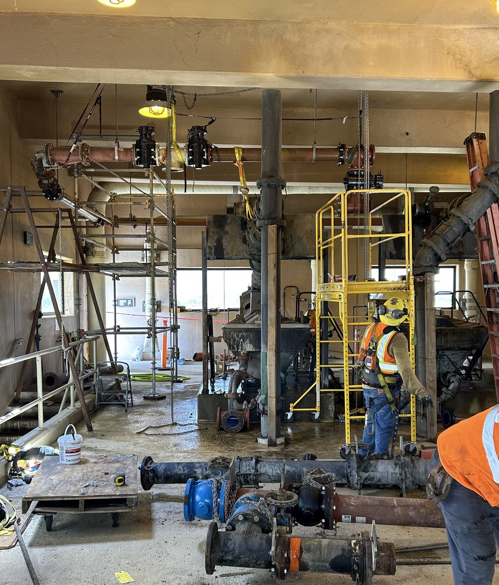 usibwc's tweet image. 🇺🇸South Bay Project Design Build - Incremental Increase Update!
This week, work continues with installing pipes and electrical systems to ensure all our wastewater equipment operates optimally. Crews were seen placing 4,000lb metal plates to redirect water flow during upgrades…