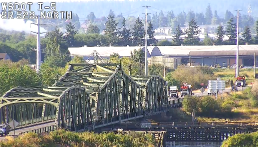 提前计划！桥梁检查人员正在Steamboat Slough Bridge（MP 5）的NB SR