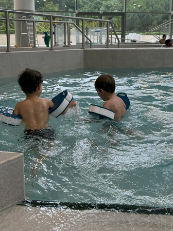 À Neuilly, l'été rime avec loisirs et bons moments pour les enfants à La Piscine 

Entre plongeons, éclaboussures et fous rires, l'été bat son plein sous le signe de la bonne humeur et de la fraîcheur. Chaque jour, La Piscine accueille les enfants de l'accueil de loisirs de